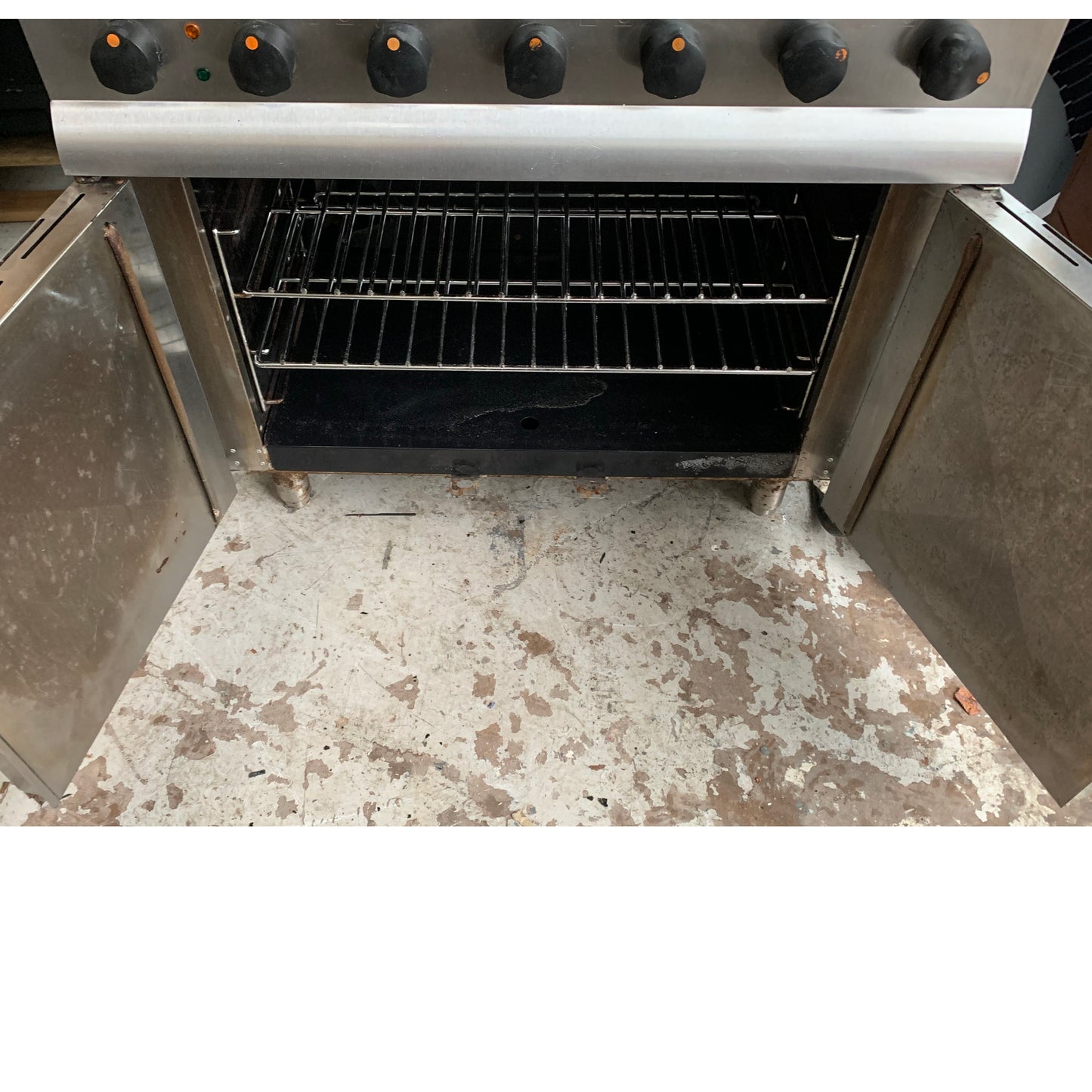 Lincat 6-Plate Electric Range (ESLR9C-R) oven view