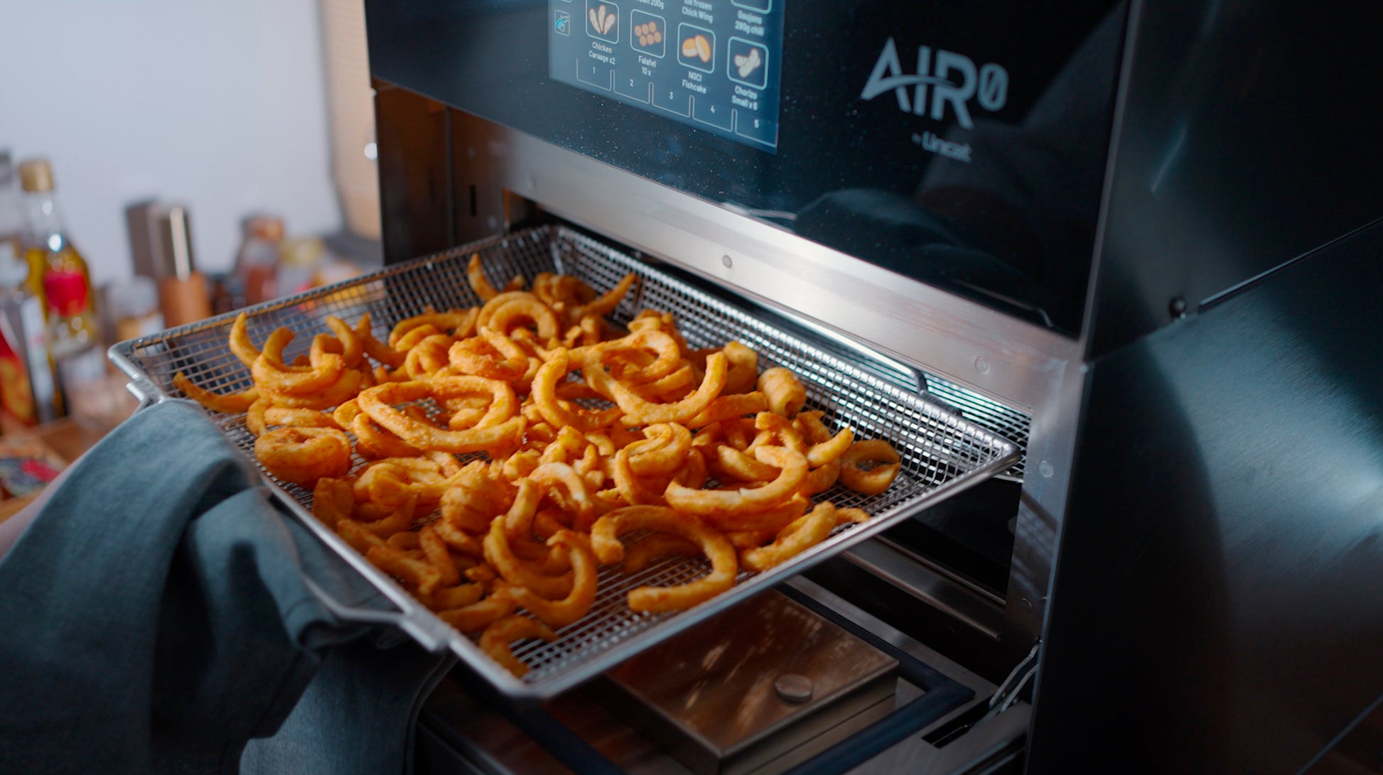 Lincat Air0 AirFryer cooking curly fries 