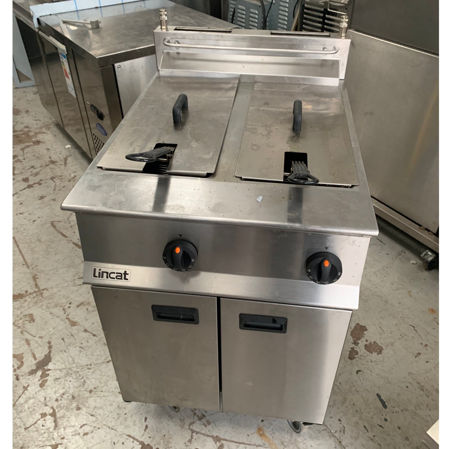 Second hand Lincat 28L Twin Tank Gas Fryer, top view with closed lids (OG8111/OP2/N)