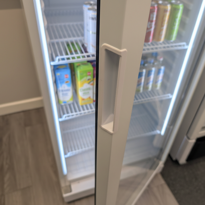 Prodis Display Refrigerator  (XD381-LE) close up on recessed handle